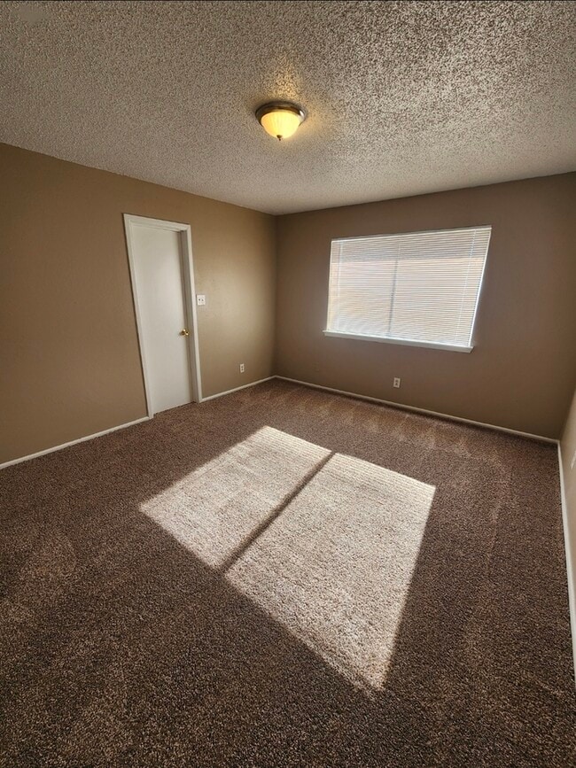 Building Photo - 3 bed 2 bath home