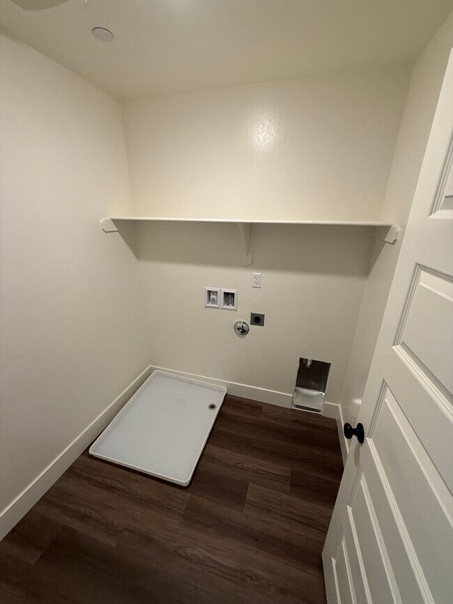 Building Photo - Stunning New-Construction two-story home 5bed 3bath