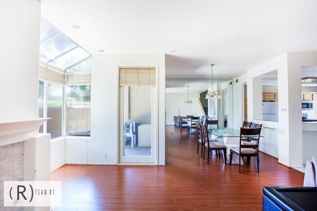 Building Photo - Fully Furnished 3be/3ba Home in Desirable ...