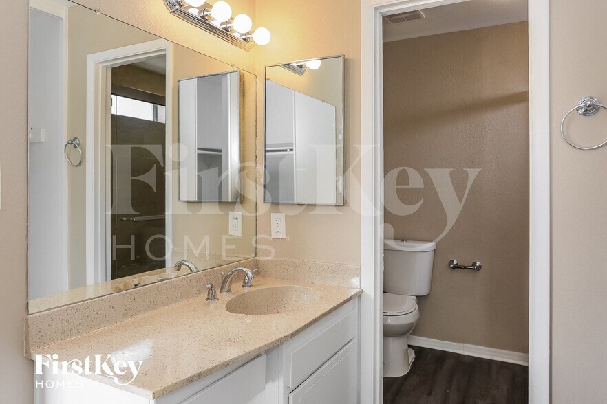 Building Photo - 5015 W Mercer Ln