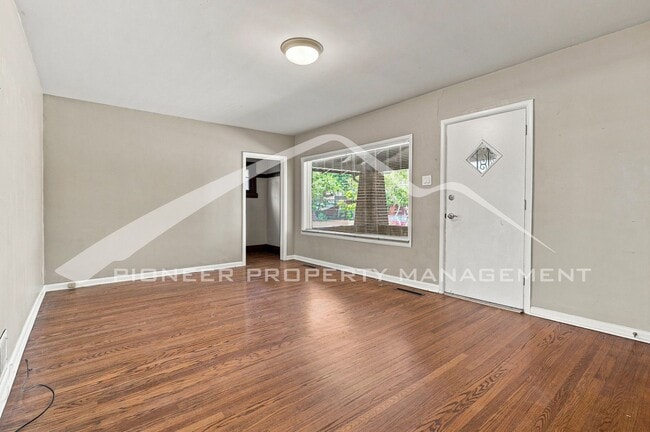 Building Photo - Spacious Home with Central AC and Washer/Dryer