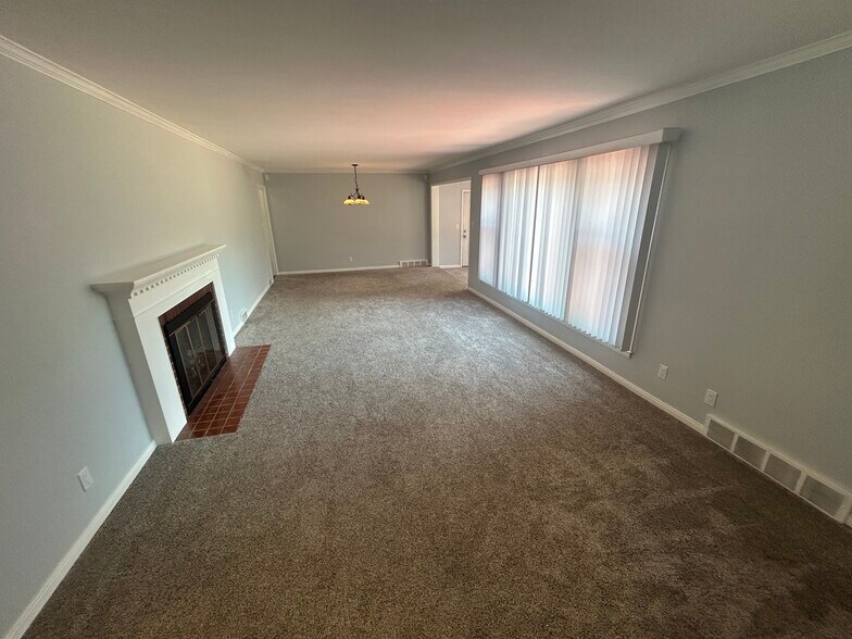 Building Photo - 4121 Seminole Dr