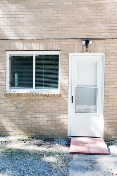 Building Photo - 1223 Greenbrier Rd