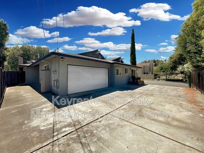 Building Photo - 139 Locksunart Way