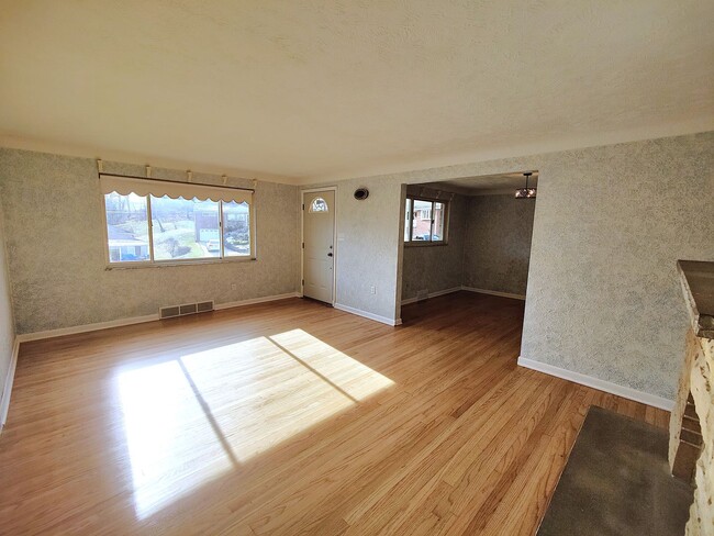 Building Photo - *Well-Maintained & Spacious 3BD/1.5BA Single Family Home Available in Baldwin*