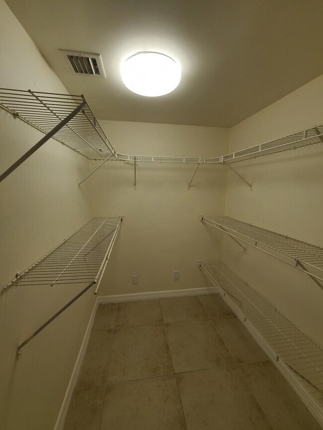 Building Photo - 1547 Lake Crystal Dr