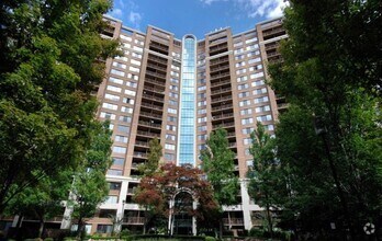Building Photo - Spacious 2BD/1BA Condo with Glorious Views!