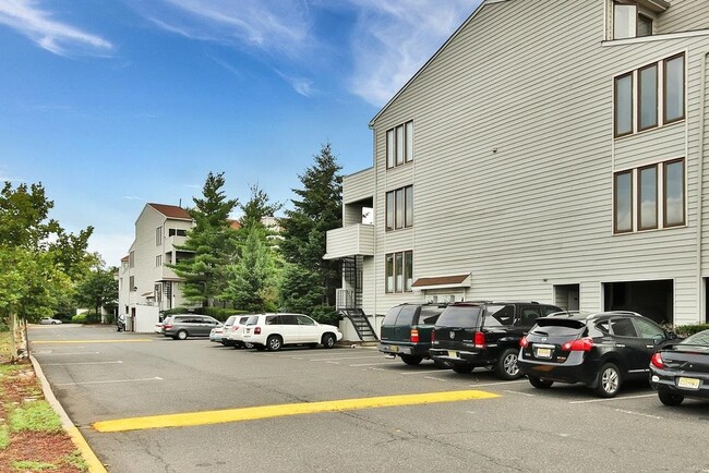 Building Photo - 700 Mainsail Ln