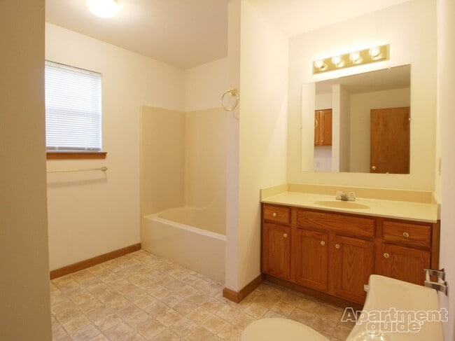 Building Photo - 2524 Waterford Dr