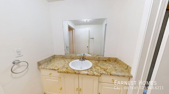 Building Photo - 4121 Hayvenhurst Dr