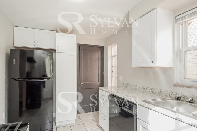 Building Photo - Charming brick 3-bedroom, 1-bath home feat...