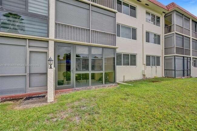 Building Photo - 9410 N Hollybrook Lake Dr