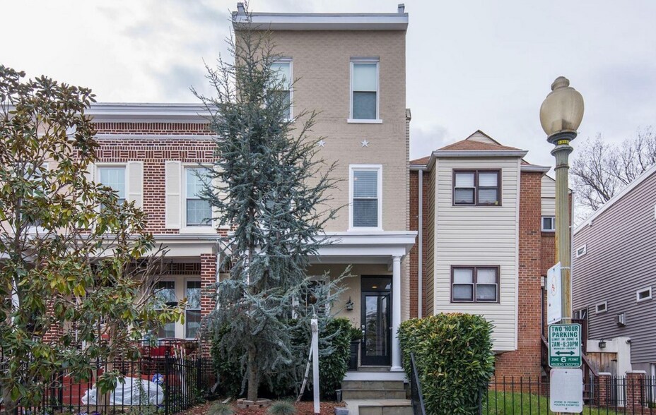 Building Photo - 230 14th Pl NE
