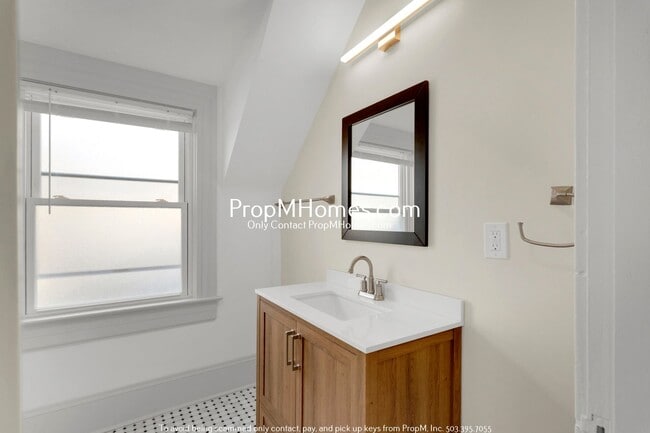 Building Photo - Updated Lair Hill Victorian with Willamette River & Mt Hood Views!