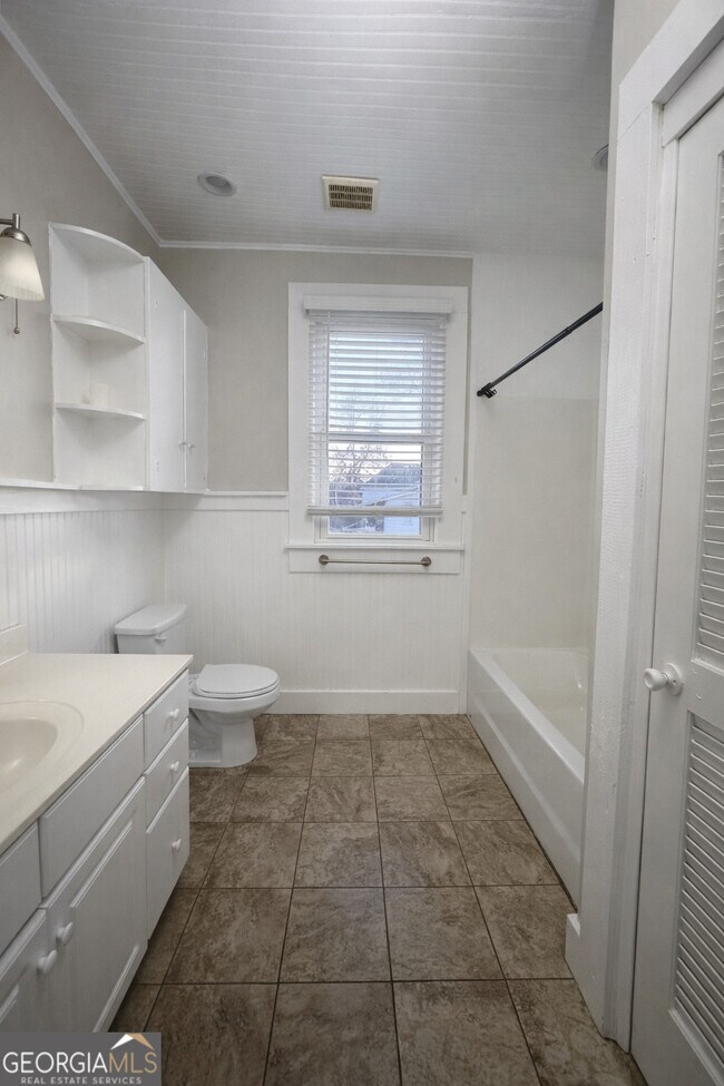 Building Photo - 392 S Cherokee Rd