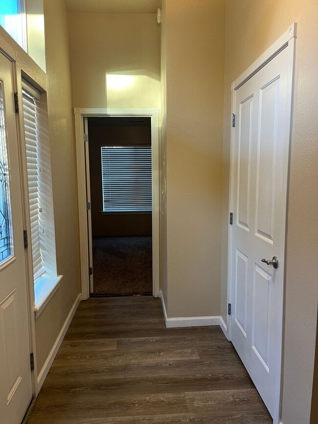 Building Photo - 3 Bedroom 2 Bath Single Family Home