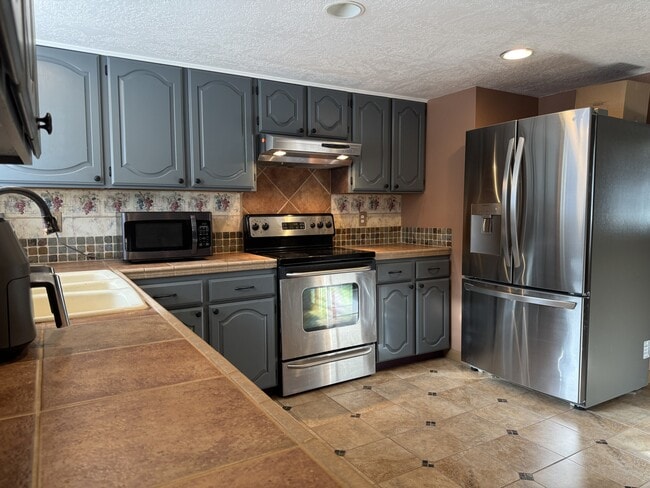 Building Photo - 1855 King Edward Dr