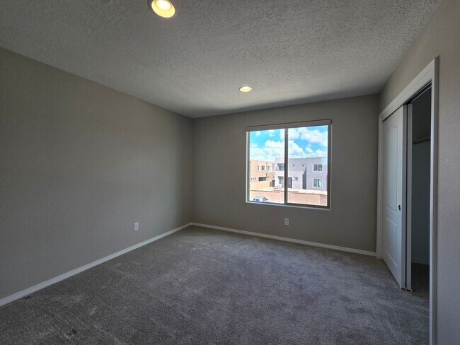 Building Photo - Modern Santa Fe Townhome