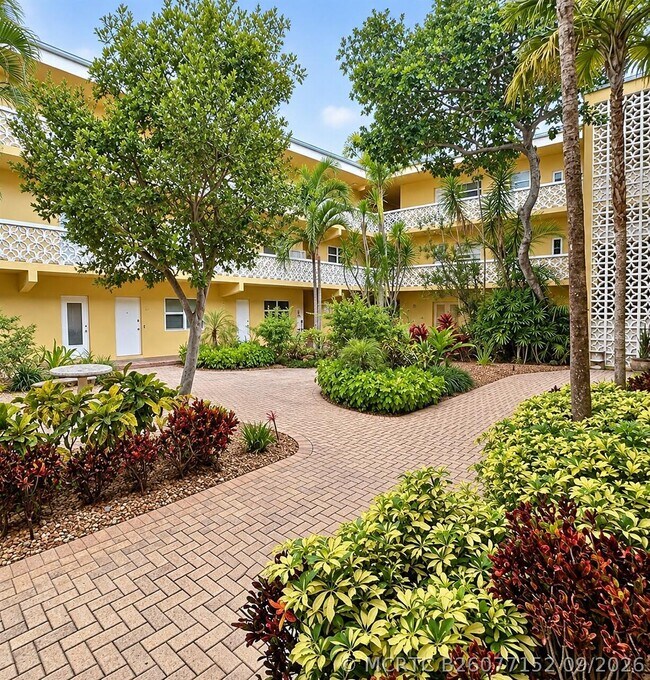Building Photo - 815 Middle River Dr