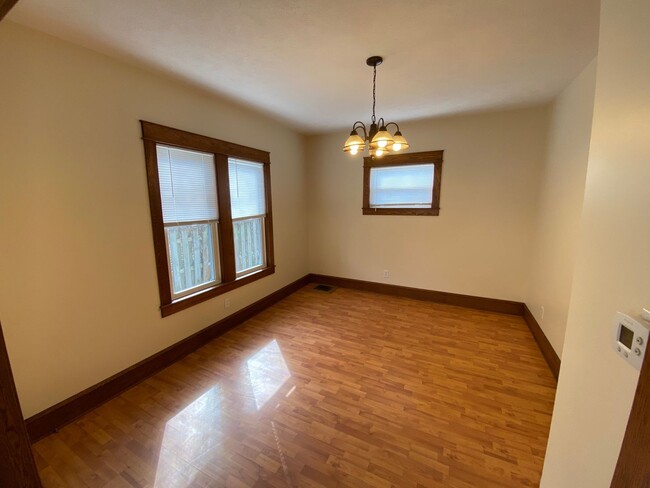 Building Photo - 3 Bedroom, 1.5 Bath Single Family Home Ava...