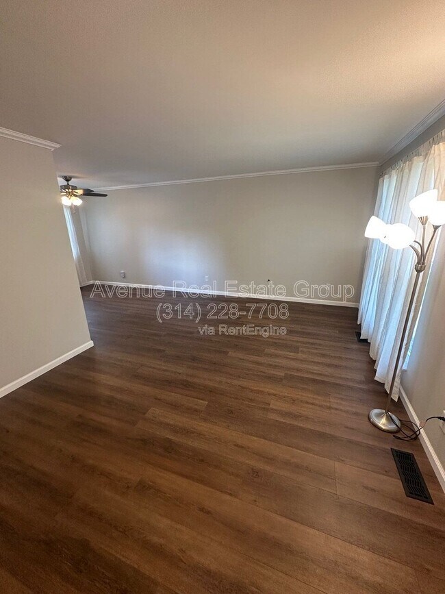 Building Photo - 425 Westglen Village Dr