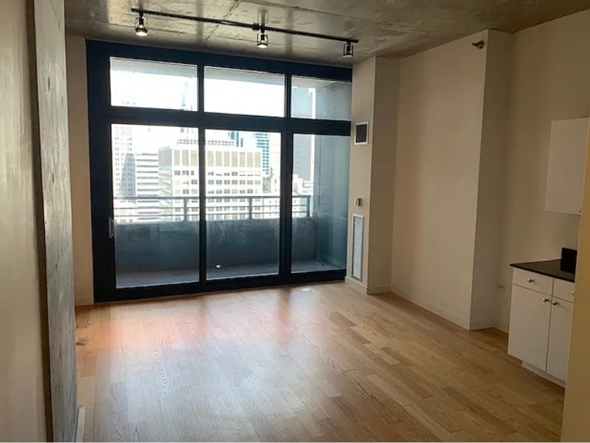 Building Photo - 235 W Van Buren St