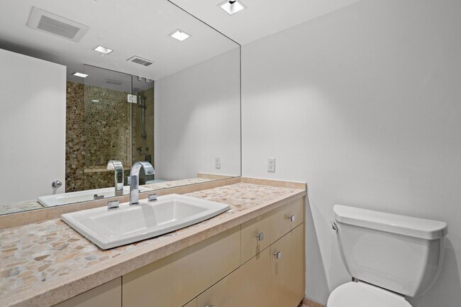 Building Photo - 1015 33rd St NW