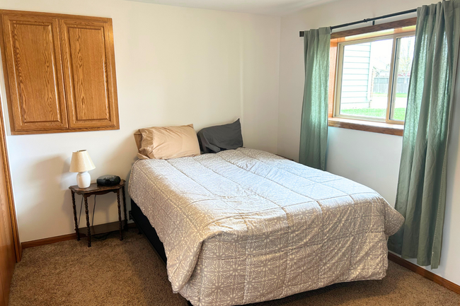 Building Photo - Spacious & Stylish Home in a Prime Location!