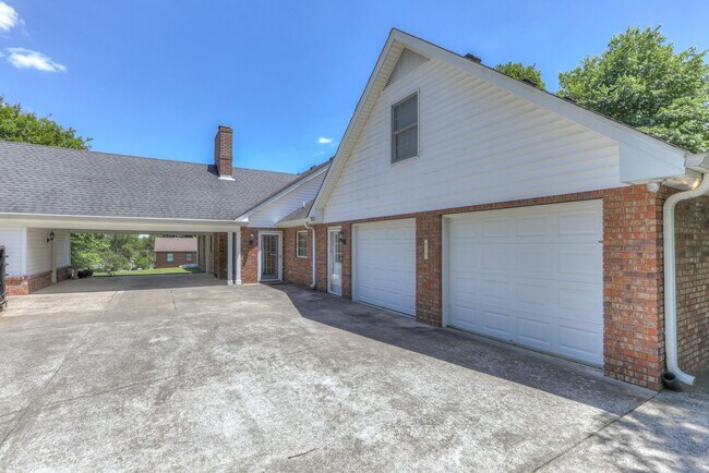 Building Photo - 2303 Friendship Dr