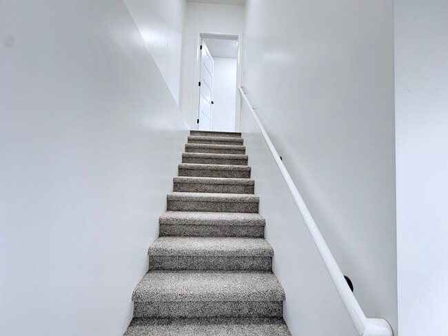 Building Photo - Six Bedroom House!! FREE: WiFi, Lawn care and Water softener!!