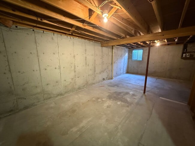 Building Photo - Two bedroom, one and half bathroom, modernly updated townhome!