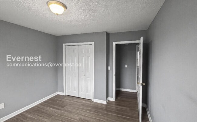 Building Photo - 3 Bed, 2 Bath Home with Garage / Available Now!