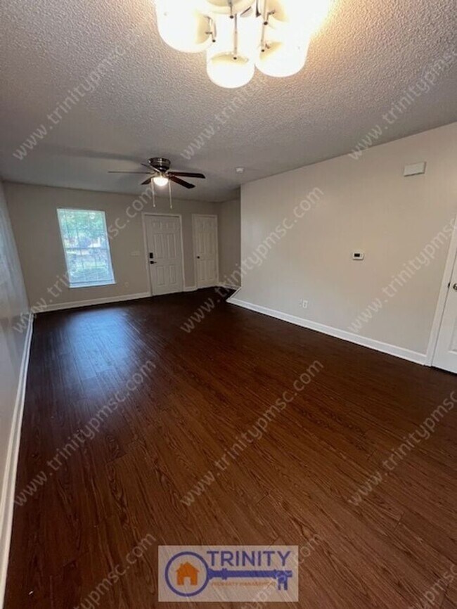 Building Photo - Cute TWO STORY Town Home!