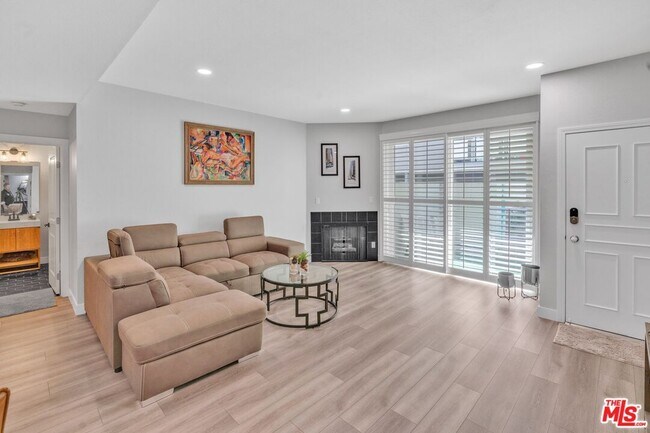 Building Photo - 433 E Tamarack Ave