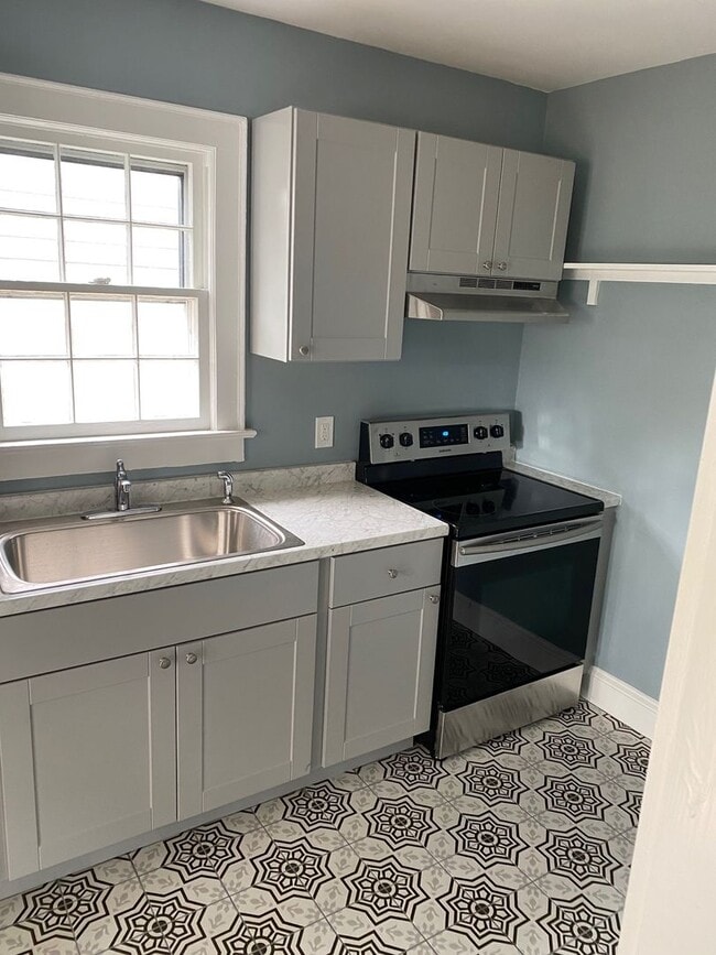 Building Photo - SUNSET PARK - 2 Bedroom House in quaint an...