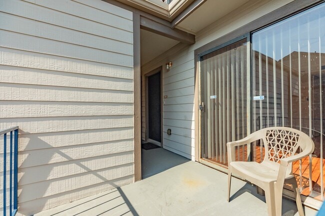 Building Photo - 7140 N Holiday Dr