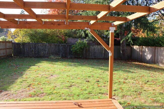 Building Photo - Bright Updated -2 bedroom 2 bath Duplex