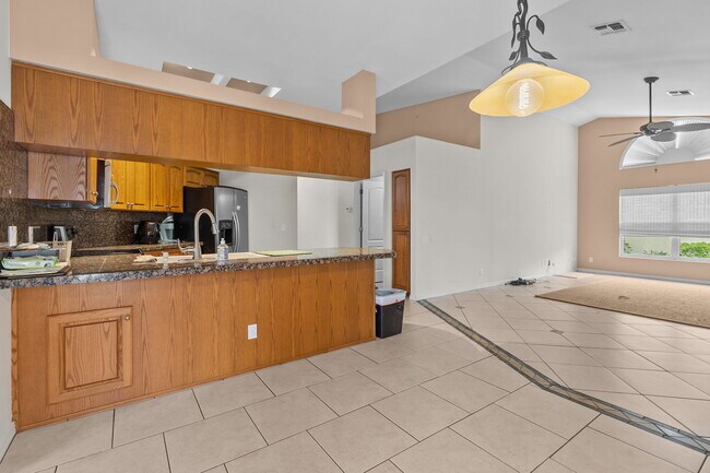 Building Photo - 1040 Bay Harbor Dr