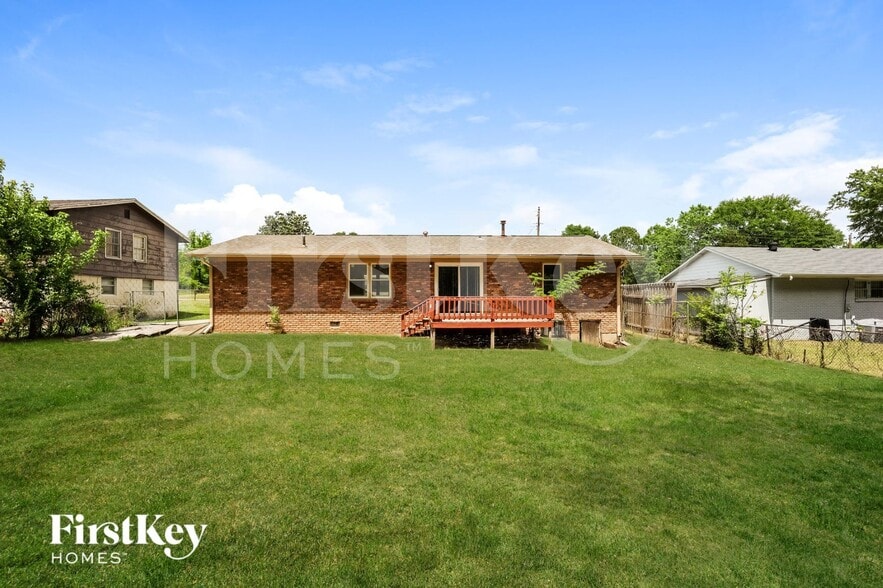 Building Photo - 642 Roxbury Dr