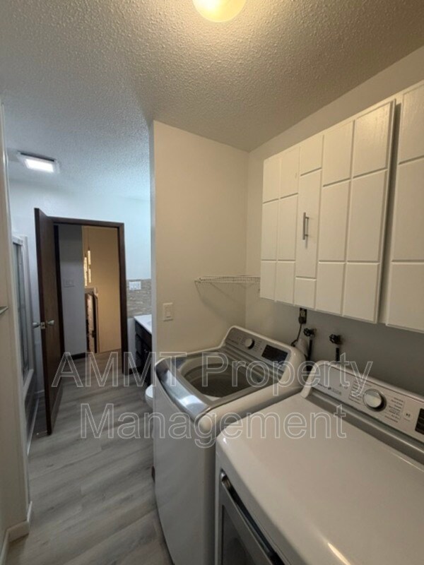 Building Photo - 608 S Garnavillo St
