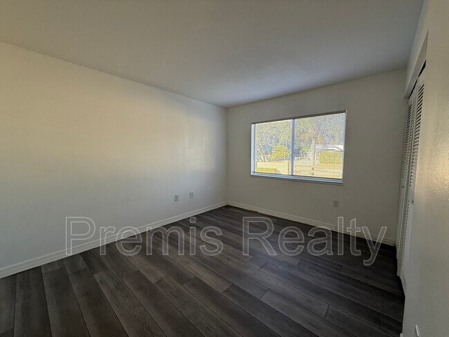 Building Photo - 1575 Greenlea Dr