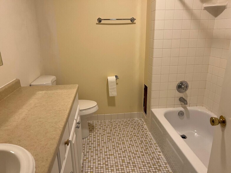 Building Photo - 2650 Brookwood Way Dr