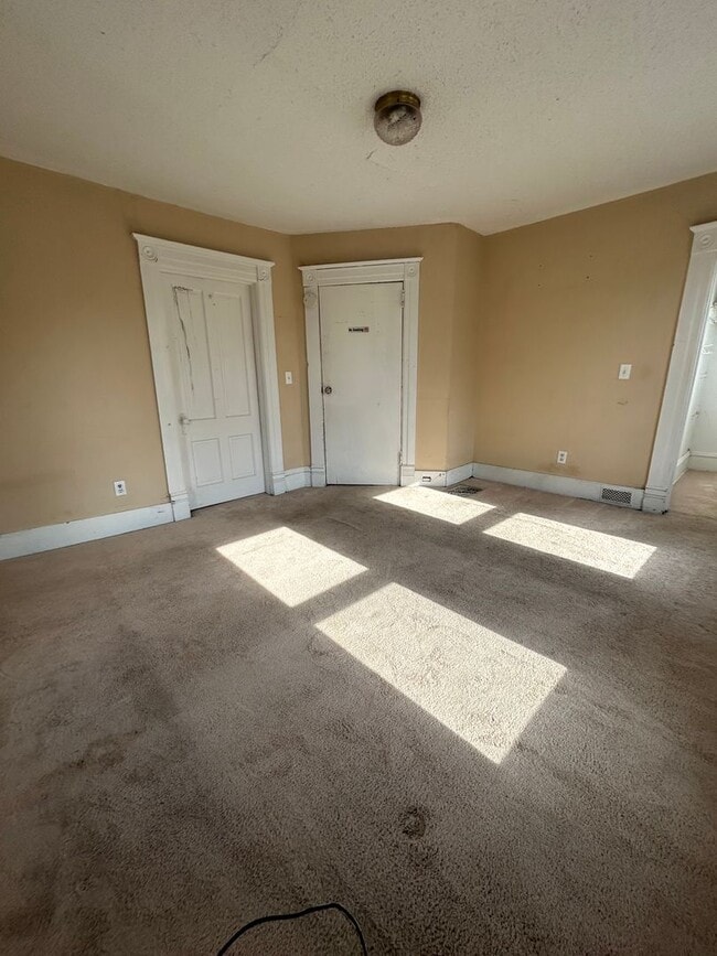 Building Photo - Large Five Bedroom House