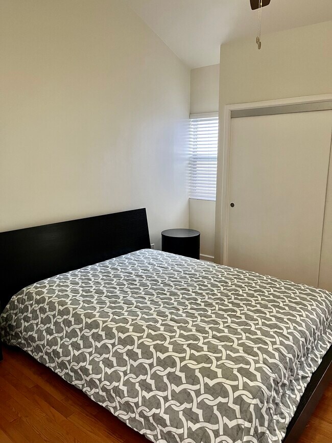 Bedroom - 31 N Venice Blvd
