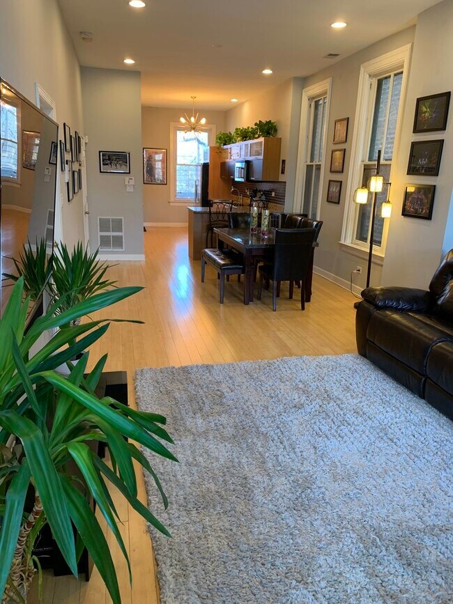 Building Photo - 1921 W Evergreen Ave