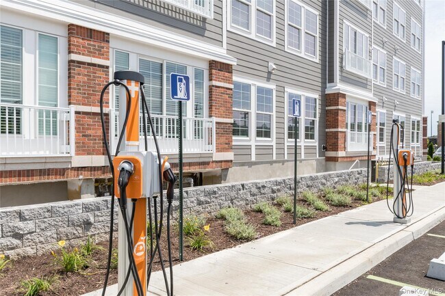 Building Photo - 2069 E Hoffman Ave