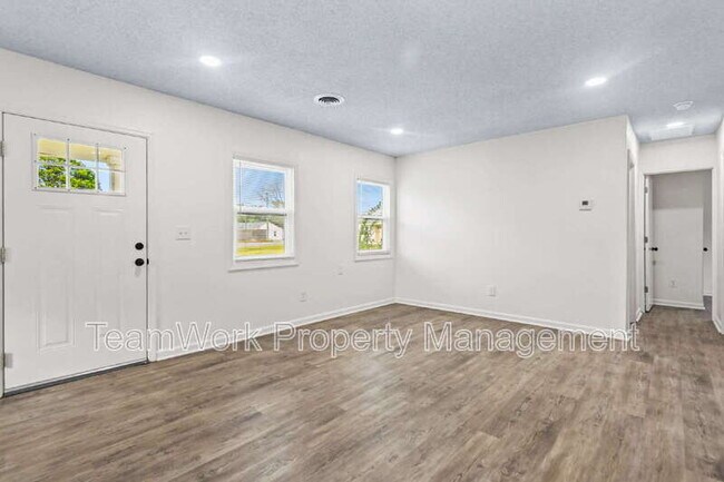 Building Photo - 3043 Terry Dr