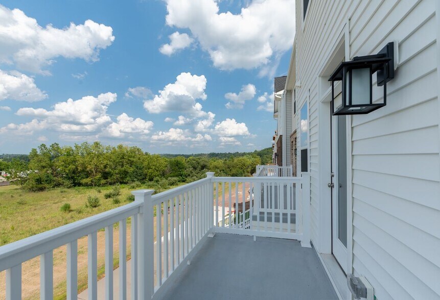 Building Photo - 713 Platinum Dr