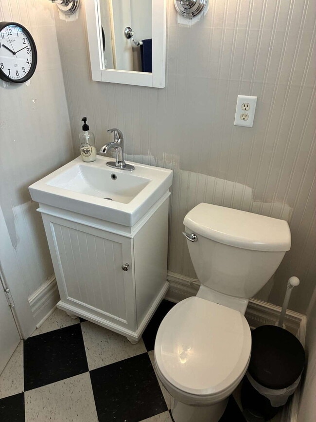 Building Photo - Beautiful 4+ Bedroom,1.5 Bathroom Home - Available June 1st