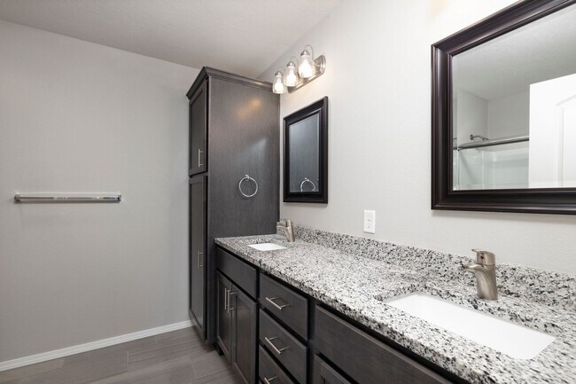 Building Photo - 662 S Long Dr